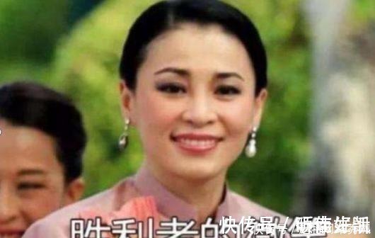 哇集拉隆功!苏提达王后下跪微笑,是有意还是无意?这一跪的目的何在?