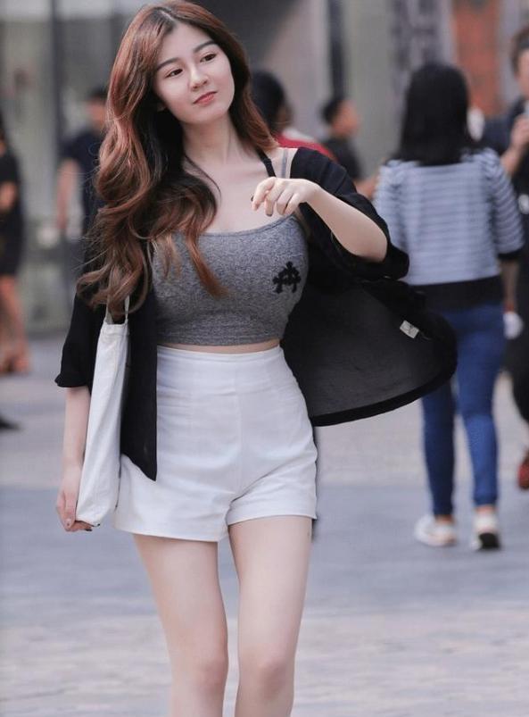 时尚 黑灰色上衣搭配纯白色超短紧身裤,时尚有韵味,甜美可人