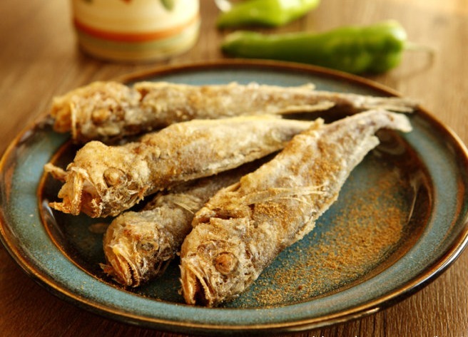 炸小黄花鱼怎么酥脆,五星级大厨教一个小秘方,连鱼刺都可以吃了