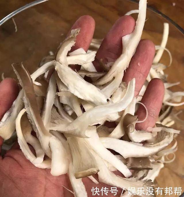 辣椒粉|快手椒盐酥脆炸蘑菇，只需3个步骤！手残党肯定也能驾驭的了！