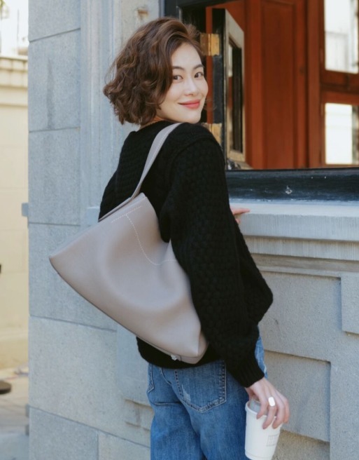 博主|入冬后的高级感从何而来?靠一件“针织衫”就可以搞定,时髦大气