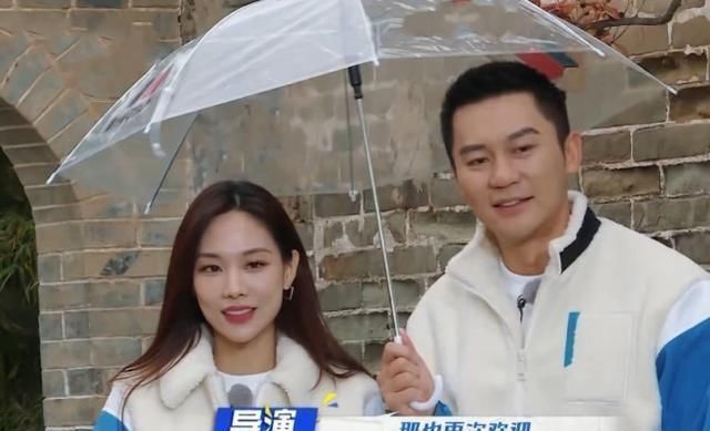 黑脸|郑恺有多讨厌邓紫棋？全程只给baby打伞，邓紫棋看后也忍不住黑脸