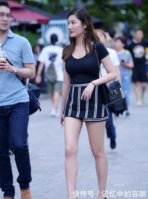 女孩|穿搭有细节点缀才更美,微胖女孩造型也会更显大方