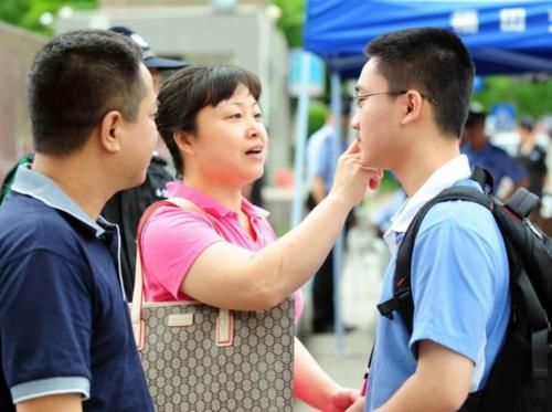 学霸|孩子参加高考，家长是否有必要在场外陪考，看看学霸家长咋说