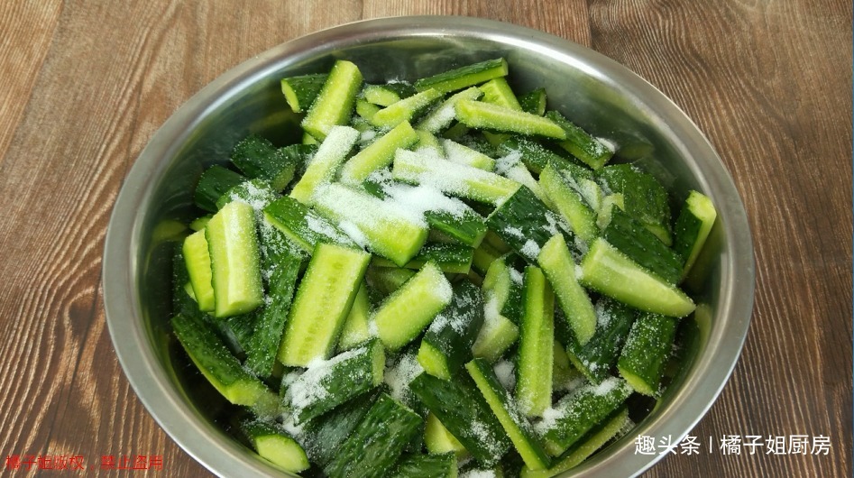 黄瓜不要凉拌了，教你一个最好吃的做法，一次秘制5斤，上桌扫光