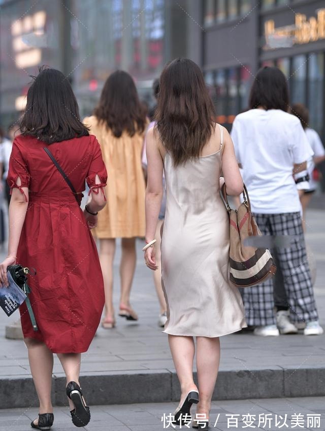 拖鞋 灰色丝质长裙搭配透明小跟拖鞋，时髦性感，优雅的轻奢穿搭！
