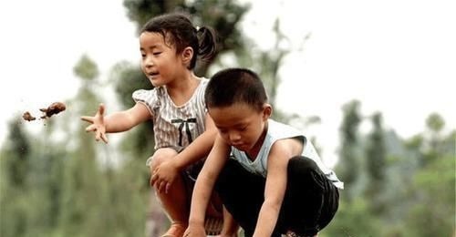 结婚|姐姐结婚弟弟全程摆臭脸,伤心欲绝下了台,网友忍不住笑出声