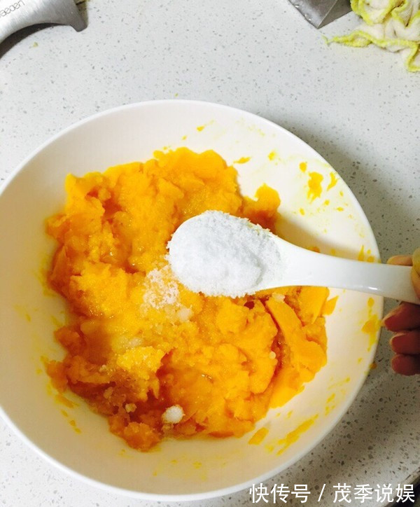 南瓜饼别炸着吃了，教你新做法，不用油炸，香甜软糯，孩子爱吃