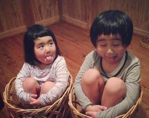 妹妹|二胎妹妹幼儿园大哭,大班哥哥来安慰,哥哥一个动作:生二胎值得