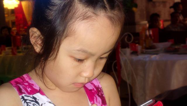 乘客|熊孩子火车上抢别人手机,奶奶选择性忽视,乘客一招让奶奶换车厢