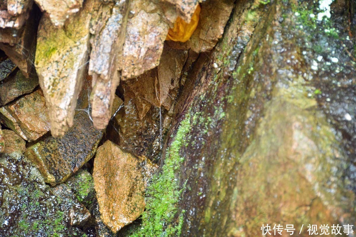 水滴|石头山中有一“洞”，常年水滴不断，村民在洞中用一串串石头祈祷