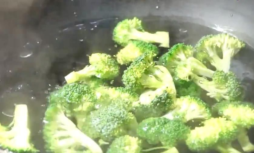 美味|西蓝花最简单的吃法,最大限度的保留西蓝花的营养,鲜香美味