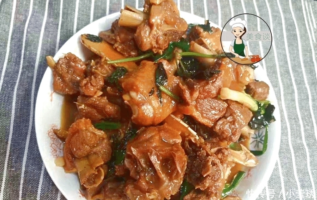 白锅|夏天吃猪肉不如吃它,比牛肉便宜,比猪肉营养,焖一焖香到舔盘子