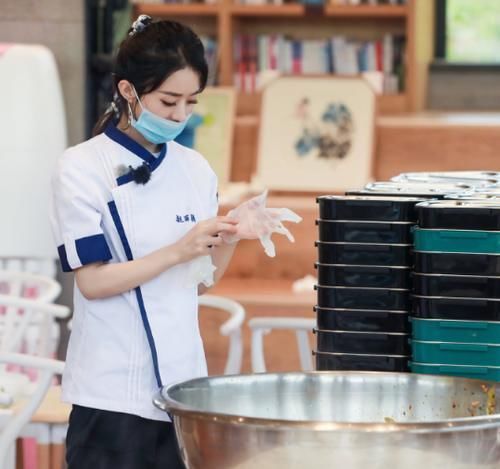 劳模|赵丽颖变中餐厅劳模,切了一下午肉,看见她拿刀的手吓了一跳