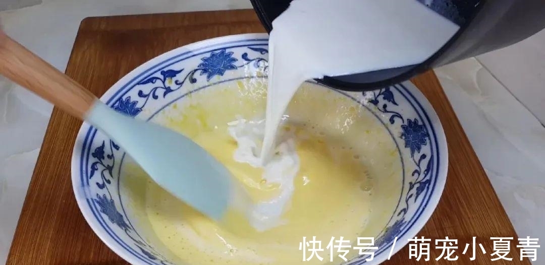 4个鸡蛋，1袋牛奶，冰箱里一放，做出特色雪花，吃过就念念不忘
