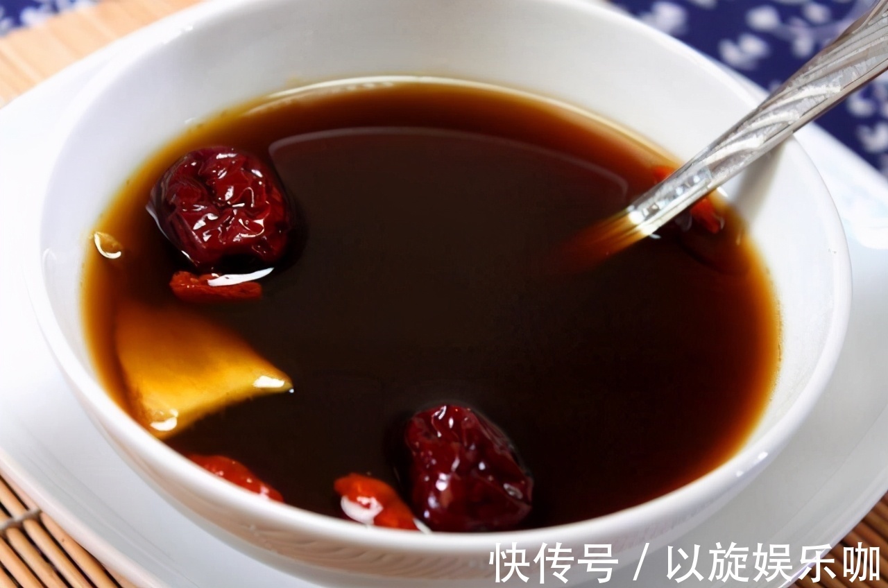 葡萄干水|女性中年爱美,不妨多吃这3种食物,或可有助排毒清肠,养护肌肤