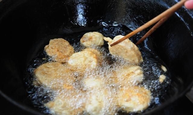 炸藕盒炸茄盒,调面糊不能用水,这样做,香酥筋道,不吸油不油腻