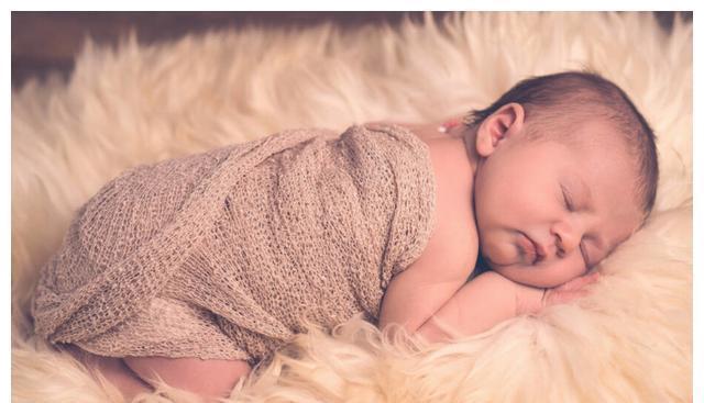 外面的世界|婴儿时常“蹬腿”,父母不要只顾着夸可爱,其中的深层原因别忽视