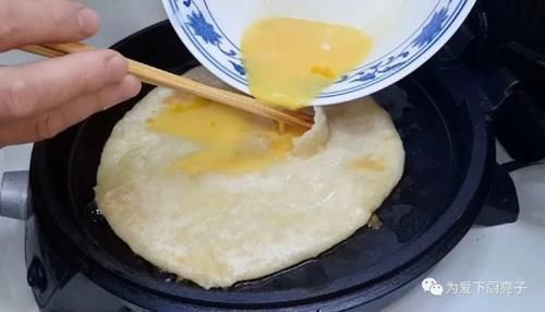 面团|烙饼这样做才好吃,开水一烫,张张柔软又劲道,比手抓饼还好吃