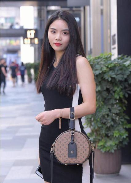 圆筒状|美女街拍:黑色连衣裙搭配圆筒状手提包,款式新颖,潮流时尚