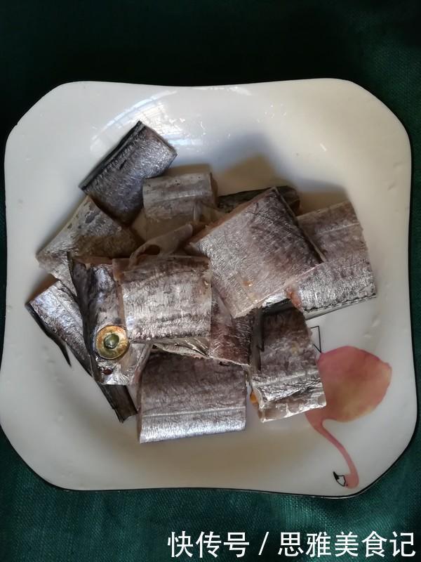 带鱼|煎带鱼,万万别再这样做了,用它上浆,肉嫩不破皮、还不粘锅!