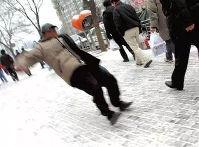 上海市第六人民医院|下雪天，快来学习防摔倒的走路姿势！