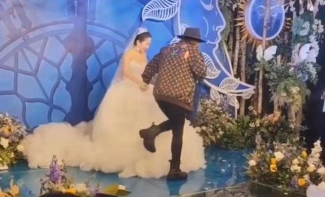马丁靴 孙悦出席侄子婚礼,穿4万外套似土豪太太,变成主角太抢新娘风头