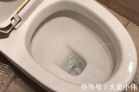 马桶堵住了该怎么疏通最简单方法？这五个马桶堵住疏通妙招