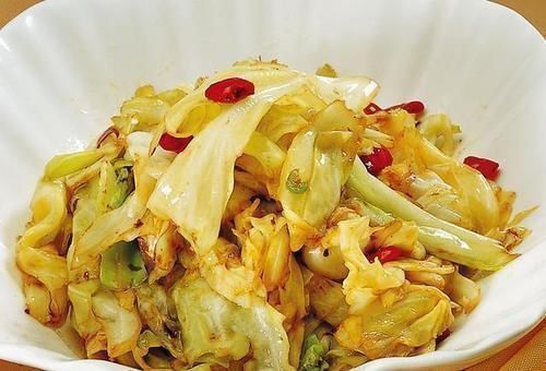 为啥饭店里的包菜格外好吃星级厨师包菜下锅前,先加一勺它