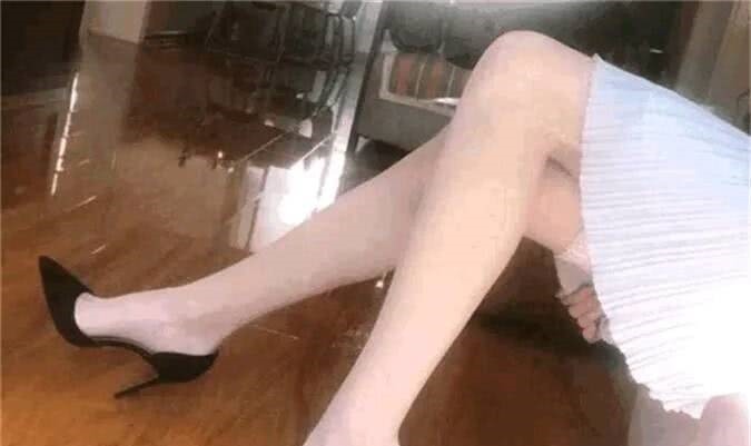 尖头 尖头细跟鞋散发成熟气息, 看上去优雅大方, 适合在任何场合穿!