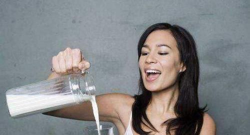 腹胀|空腹不能喝牛奶,容易腹泻、放屁?饮用牛奶有2个最佳黄金期