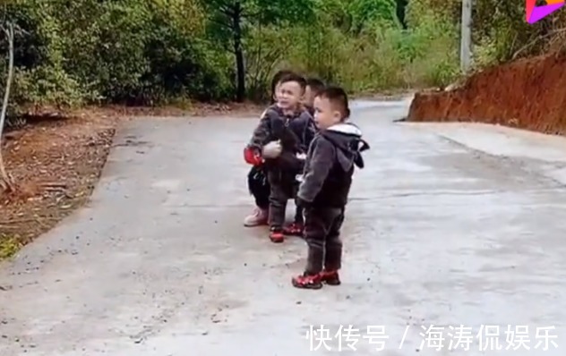 孩子|带三胞胎散步，十字路口前爸妈故意分开，孩子们反应太真实