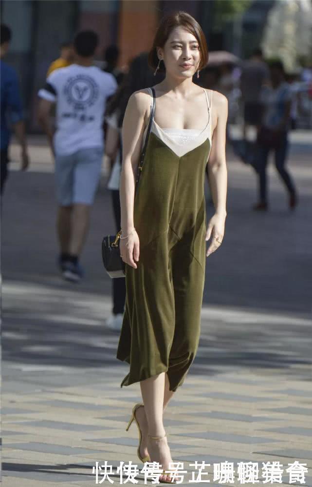 滋味|街拍:军绿色和长裙完美结合,短发小姐姐穿出既潇洒又清新的滋味