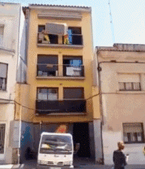 |搞笑GIF:看着都觉得好痛 赶紧喝口饮料压压惊