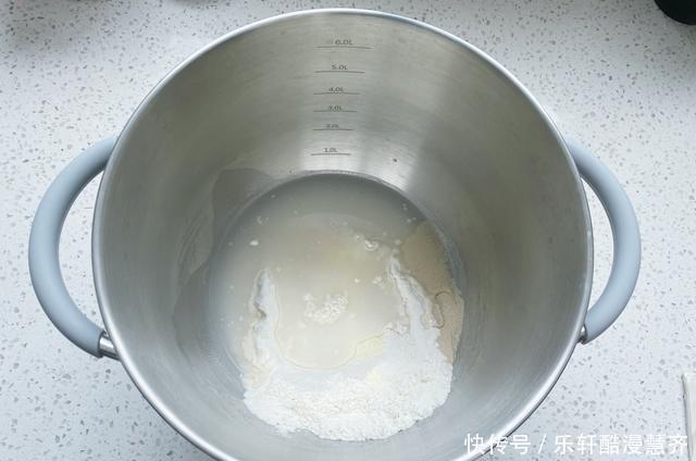 馒头|夏天蒸馒头就用这方法,半小时就上桌,蓬松柔软奶香味十足