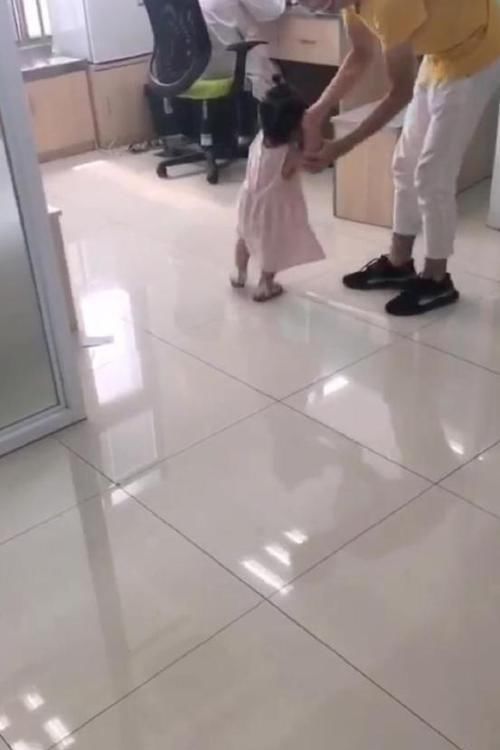 气冲|3岁女娃打针后越想越委屈,气冲冲找医生“算账”,网友:太萌了