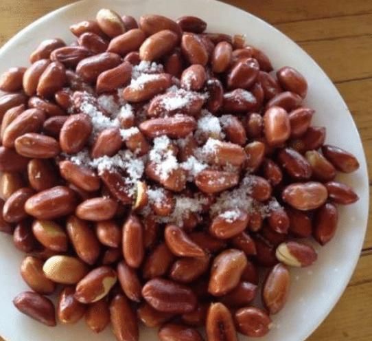 油炸花生米,不能直接用油炸!学会3技巧,酥香可口,不糊不回潮