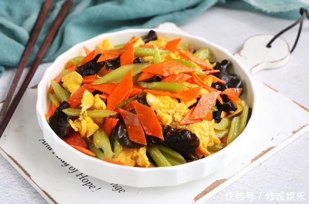 一道解腻解馋的春节菜,芹菜萝卜加木耳,天天吃都不腻