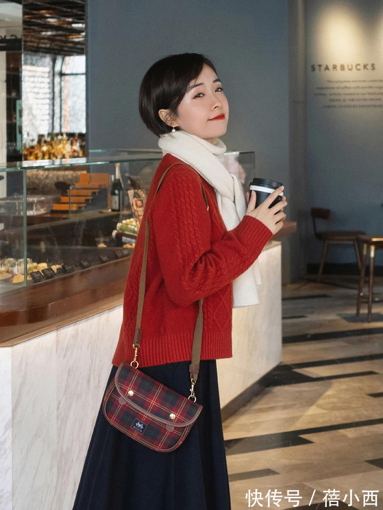 小蛮腰|今年还是穿“红色毛衣”最洋气,搭配牛仔裤、半身裙简约又显气质