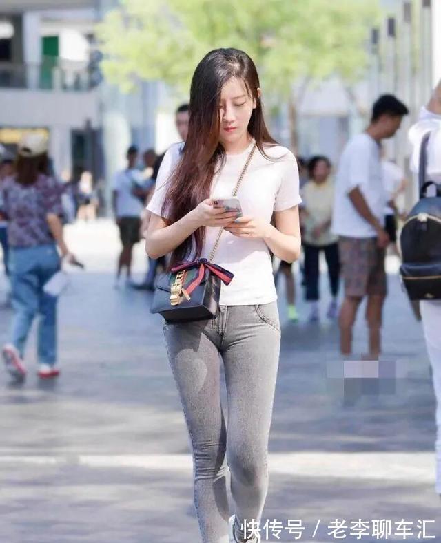 高跟鞋|女生穿搭碎花裙,感受夏日的别样风情,潇洒美丽又有韵味