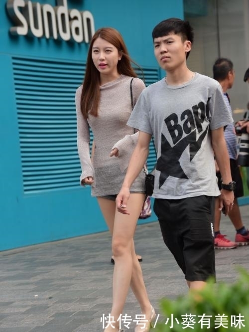 制服|街拍:制服加黑丝,这样的小姐姐看了好心动