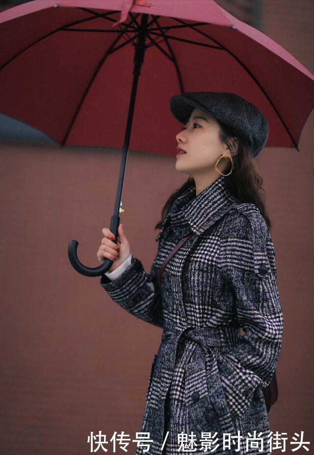 大衣是秋冬出行的常备品,尽量选择亮眼的颜色,能够完美吸睛