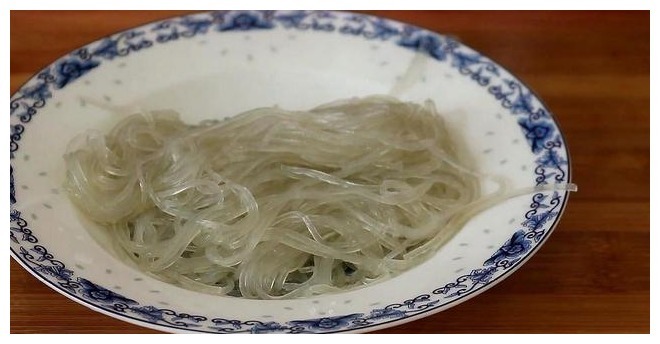 包菜和粉条放在一起,简单一做,比吃肉还香,超简单