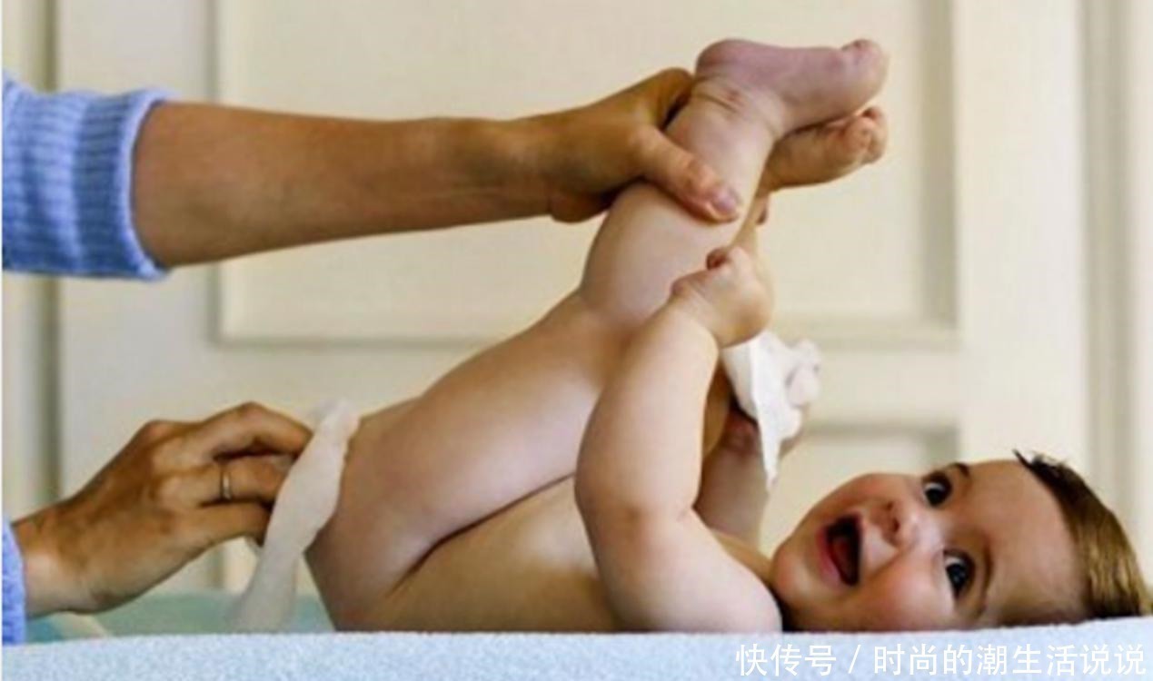 纸巾|宝宝拉完臭臭后,第一步该用水冲还是纸巾擦半数父母都做错了