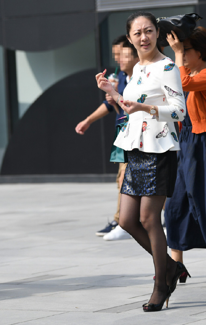 街拍辣妈真聪明,在皮裙上开几个洞,完美解决了不透气的问题