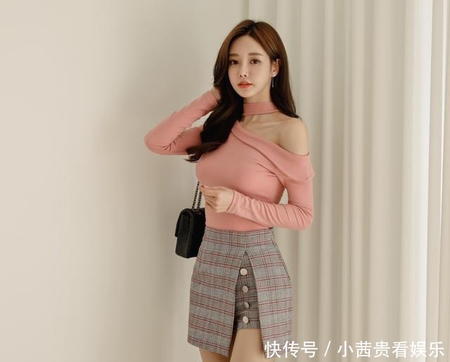 杏花挂脖斜肩雪纺衫搭配双层格子包臀裙,展现孙允珠高贵时尚