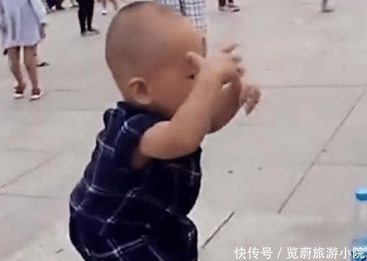 宝宝|外婆跳舞带上外孙,2岁萌娃舞姿娴熟,成为广场舞C位