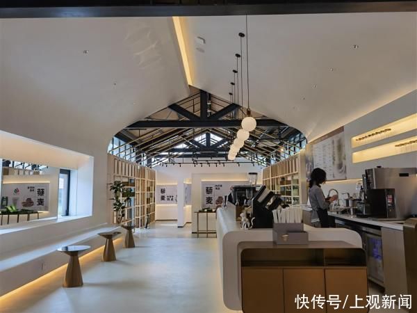小镇|稻香里的书店出现在60多岁的老农场里，上海新建成的光明花博小镇大有来头