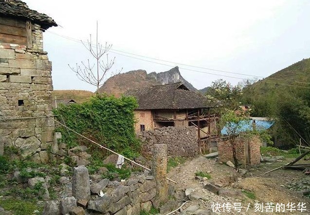 收藏家看上老农的“烟灰缸”,用两包烟交换,后来拍卖出180万