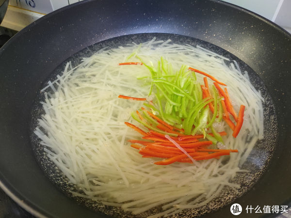 炒土豆丝，先放醋还是后放醋，这一步做对了，土豆丝脆爽又好吃